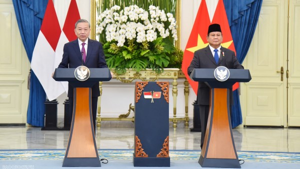 Vietnam, Indonesia top leaders co-chair press meeting, informing outcomes of their talks