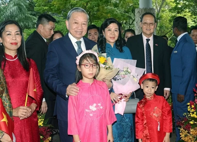 General Secretary To Lam meets with Vietnamese embassy staff, community in Singapore General Secretary To Lam meets with Vietnamese embassy staff, community in Singapore