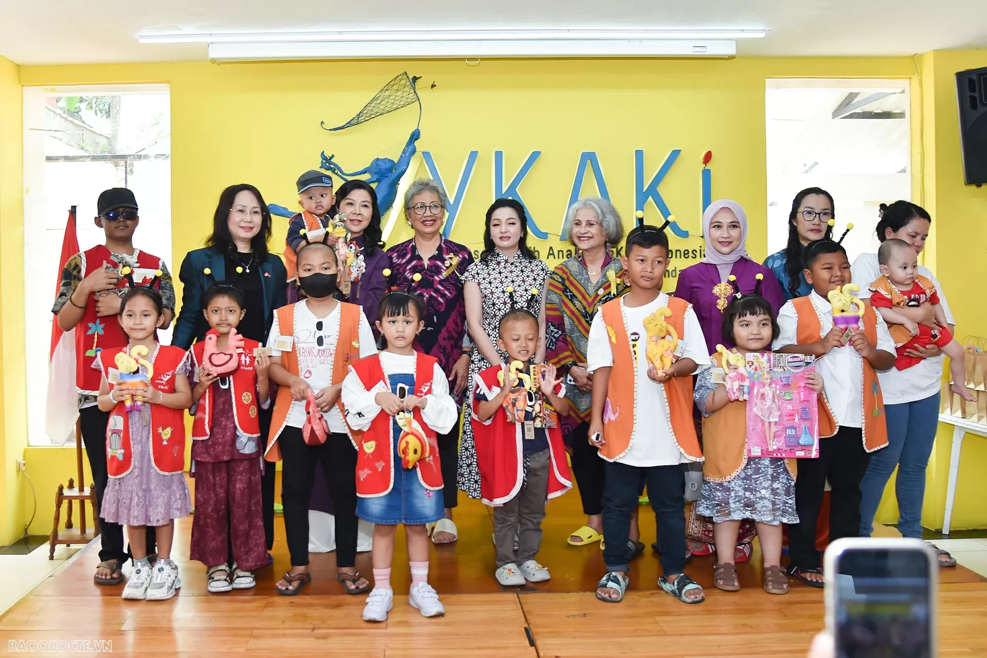 General Secretary To Lam’s Spouse engages in diplomacy, charity in Indonesia