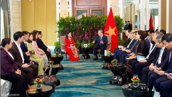 General Secretary To Lam receives leaders of outstanding firms in Singapore