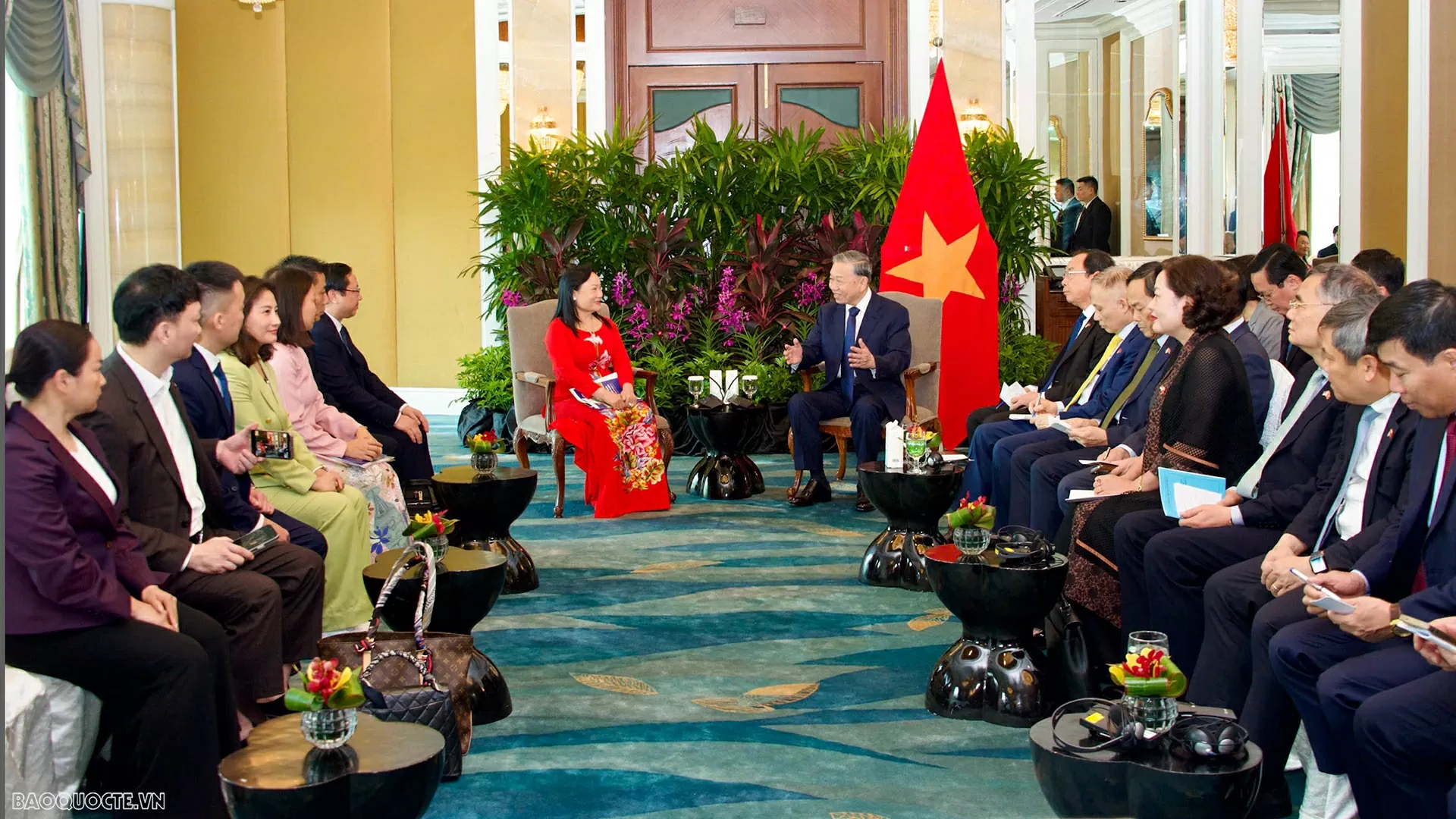 General Secretary To Lam receives leaders of outstanding firms in Singapore