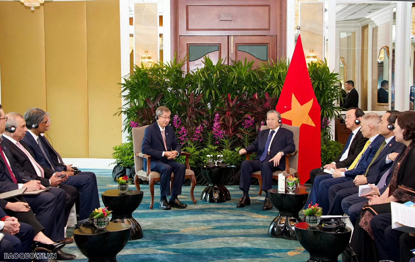 General Secretary To Lam receives leaders of outstanding firms in Singapore