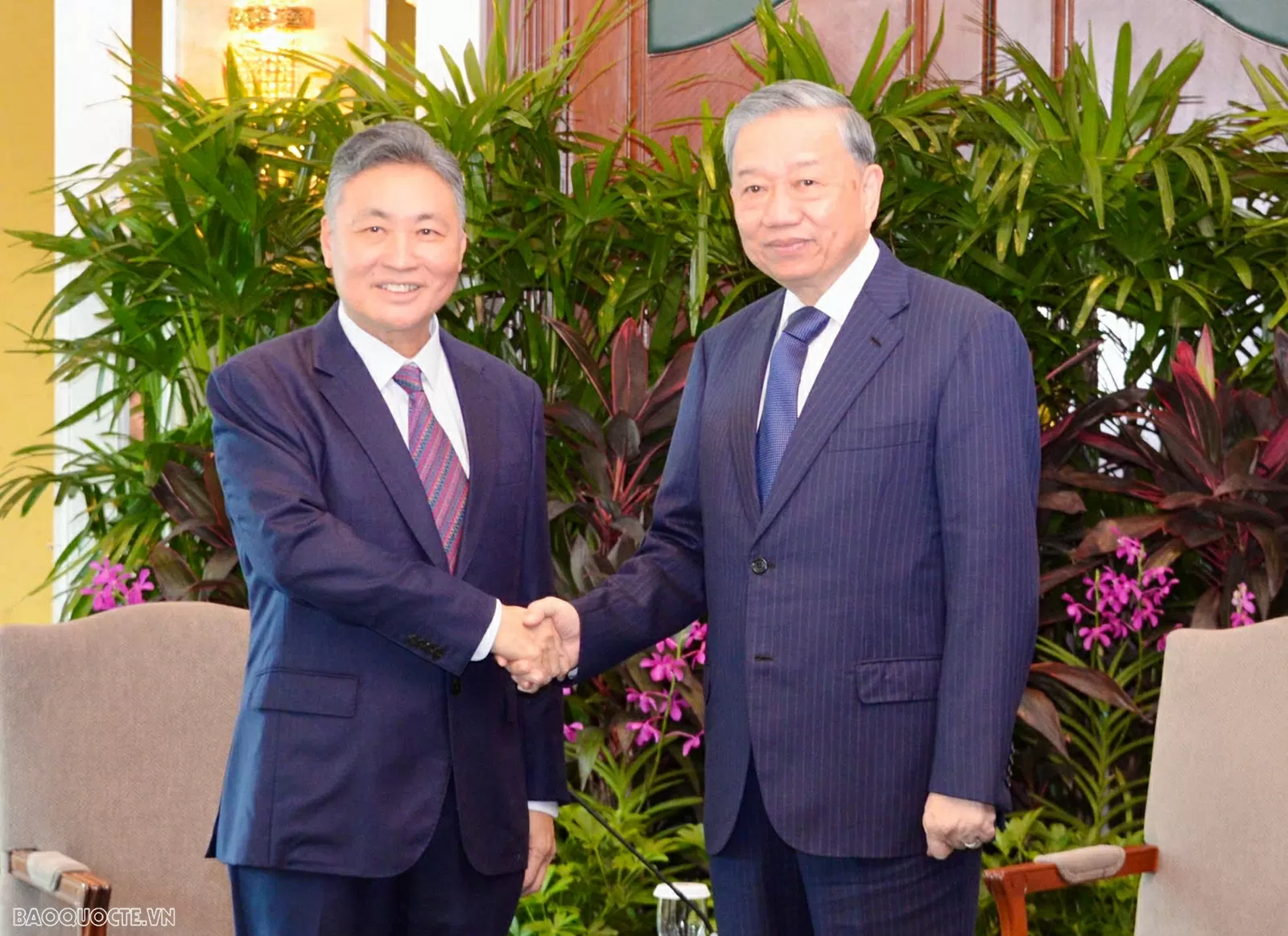 General Secretary To Lam receives leaders of outstanding firms in Singapore