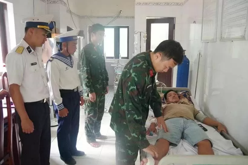 Injured fishermen saved at sea off Truong Sa, Ca Mau waters