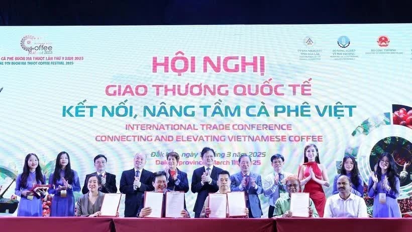 Dak Lak signs cooperation deal with Laos’ Attapeu province