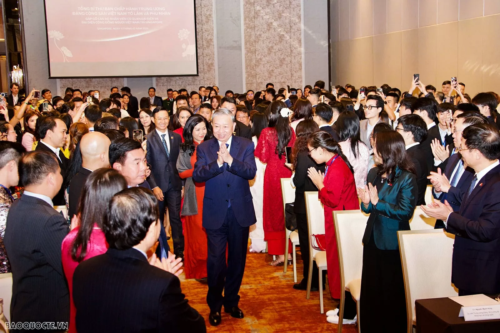 General Secretary To Lam meets with Vietnamese Embassy staff, community in Singapore