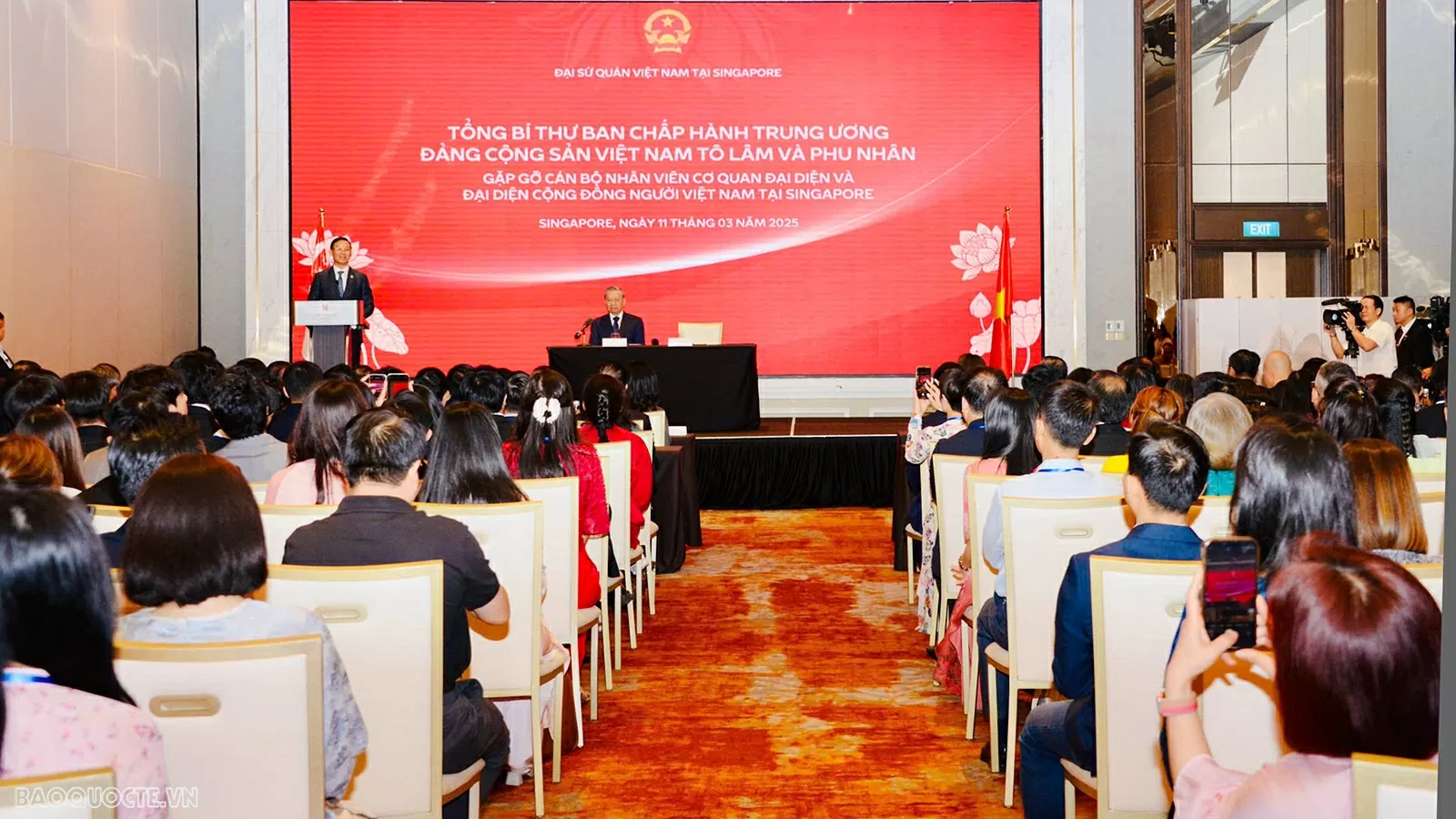 General Secretary To Lam meets with Vietnamese Embassy staff, community in Singapore