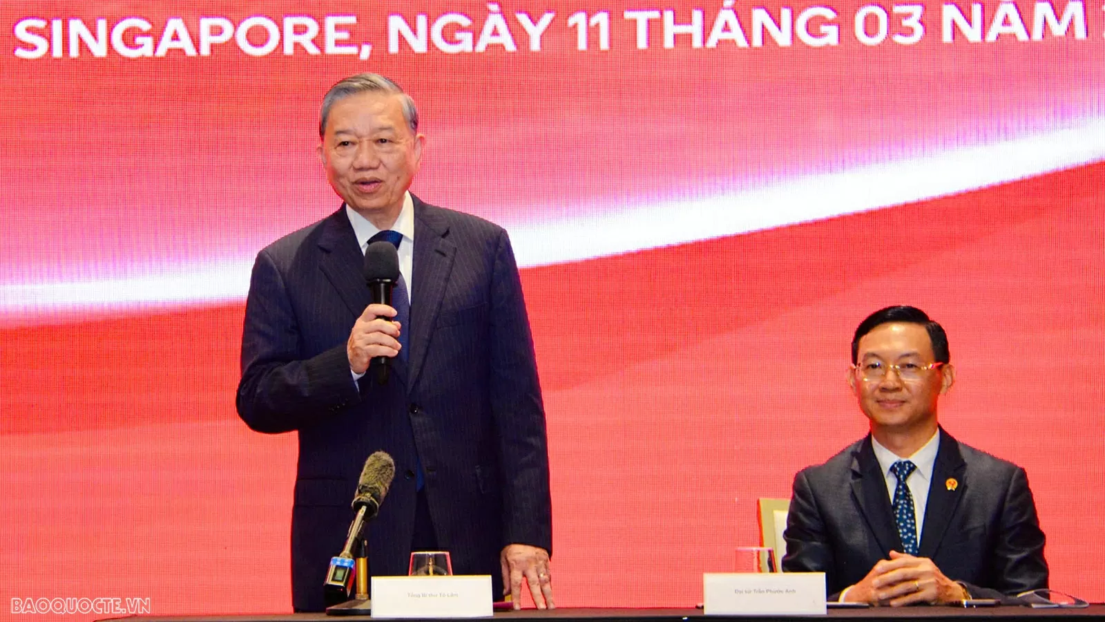 General Secretary To Lam meets with Vietnamese Embassy staff, community in Singapore