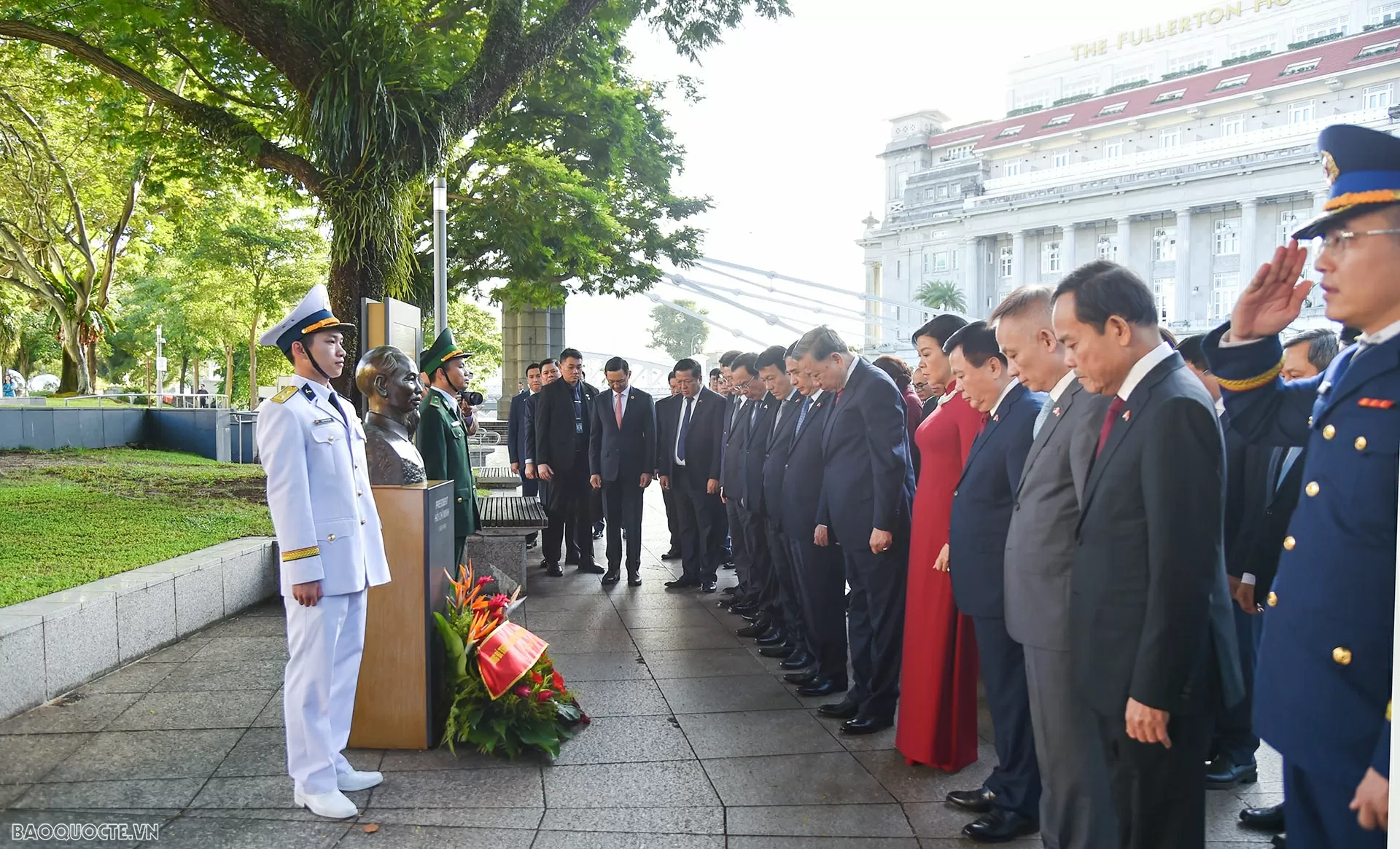 General Secretary To Lam offers flowers in tribute to President Ho Chi Minh in Singapore