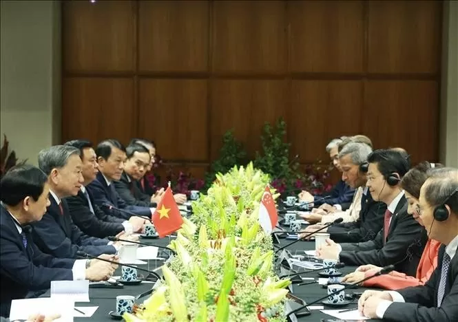 Vietnam, Singapore leaders hold talks to upgrade bilateral ties to Comprehensive Strategic Partnership