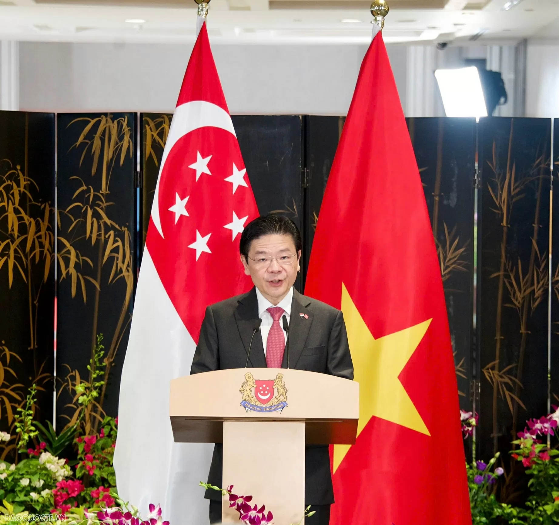 Vietnam, Singapore leaders hold press briefing on outcomes of talks