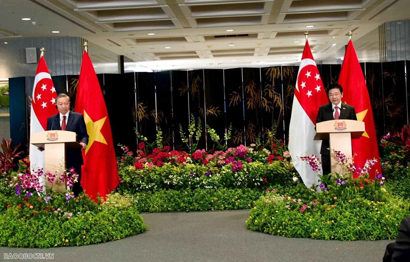 Vietnam, Singapore leaders hold press briefing on outcomes of talks