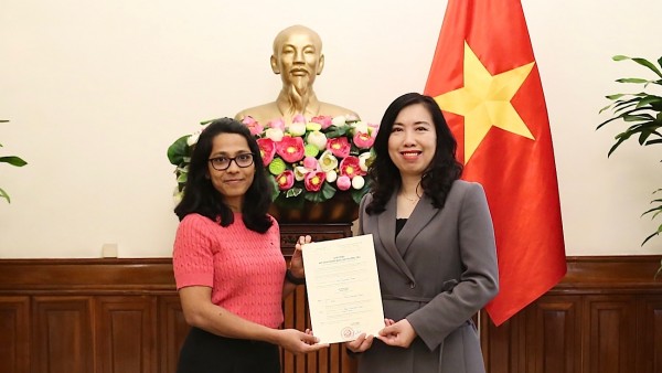 Deputy FM Le Thi Thu Hang hosted ceremony to grant a license for Financial Times to reopen its Vietnam bureau.