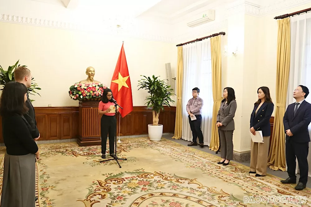 Deputy FM Le Thi Thu Hang hosted ceremony to grant a license for Financial Times to reopen its Vietnam bureau.