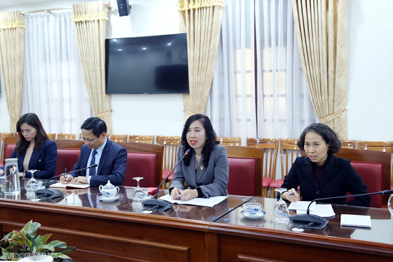 Deputy FM Le Thi Thu Hang receives Deputy Governor of Russia's Kaluga region