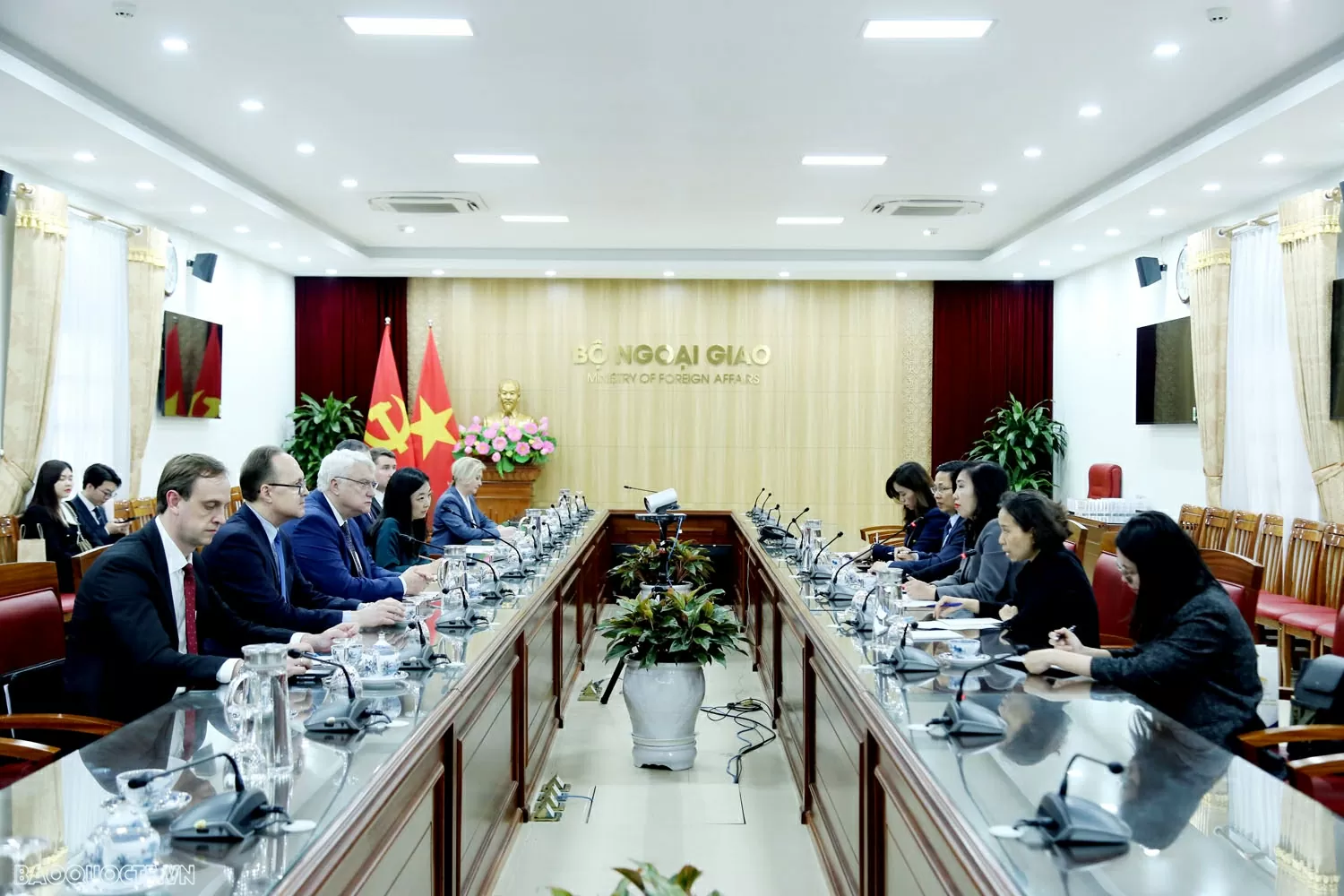 Hai bên cũng trao đổi về khả năng mở rộng hợp tác trong giáo dục - đào tạo, khoa học - công nghệ và giao lưu nhân dân, góp phần tăng cường hiểu biết lẫn nhau và thúc đẩy quan hệ hữu nghị truyền thống Việt - Nga.