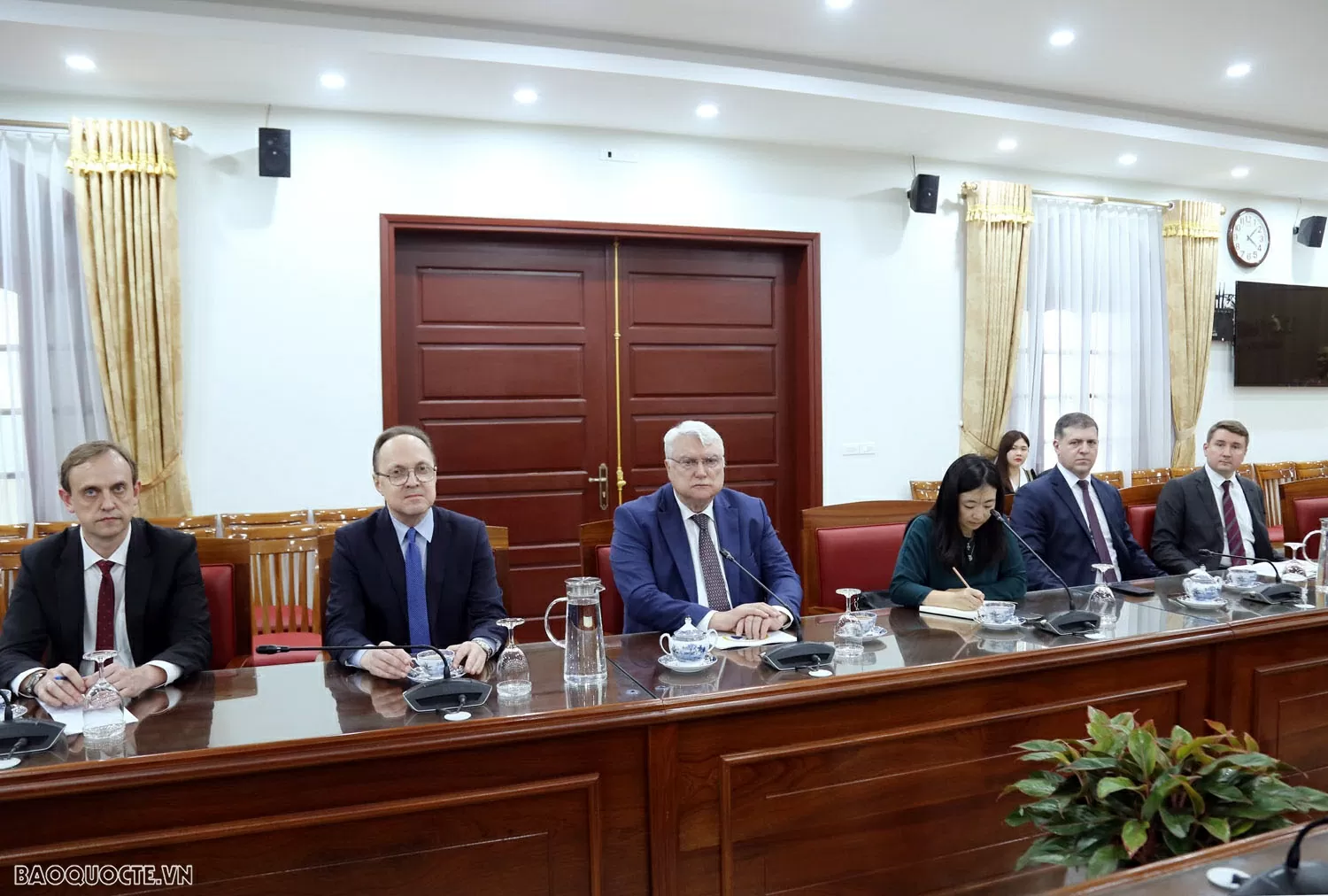 Deputy FM Le Thi Thu Hang receives Deputy Governor of Russia's Kaluga region