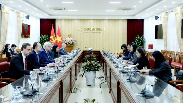 Deputy FM Le Thi Thu Hang receives Deputy Governor of Russia's Kaluga region