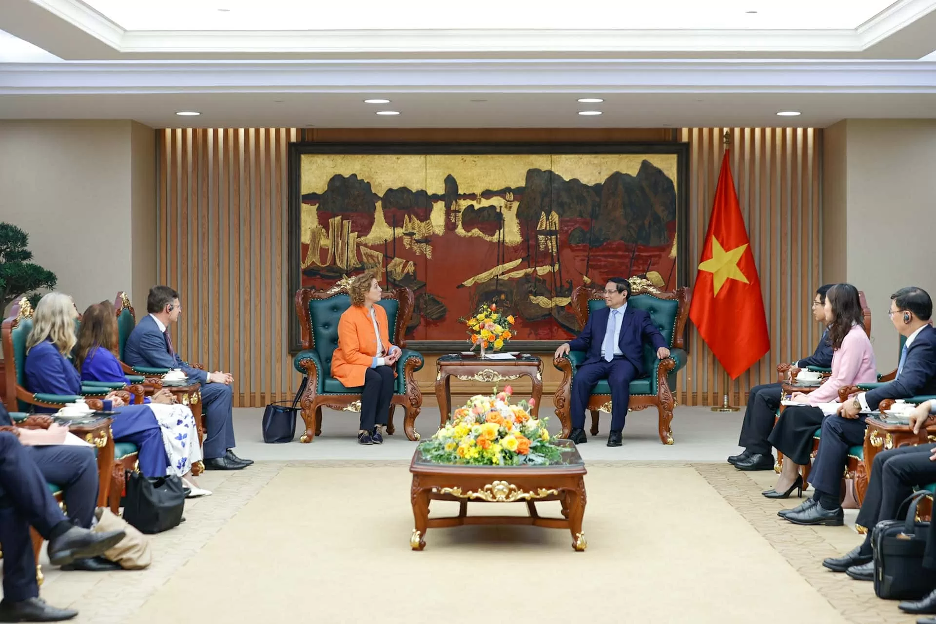 PM Pham Minh Chinh receives Vice President of  EIB proposing to sign a new-generation ODA loans