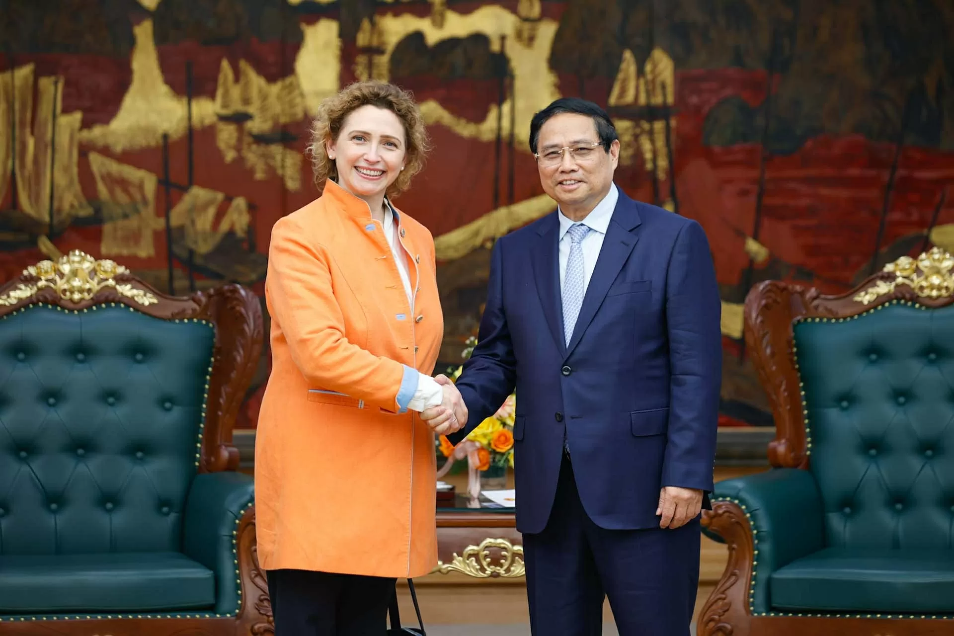 PM receives Vice President of EIB to provide Vietnam with new-generation ODA loans