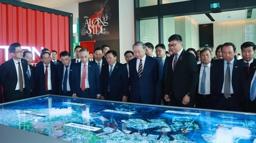 General Secretary To Lam visits Singapore’s Pasir Panjang Container Terminal