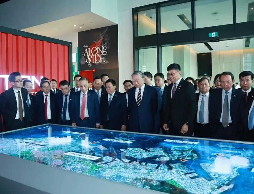 General Secretary To Lam visits Singapore’s Pasir Panjang Container Terminal