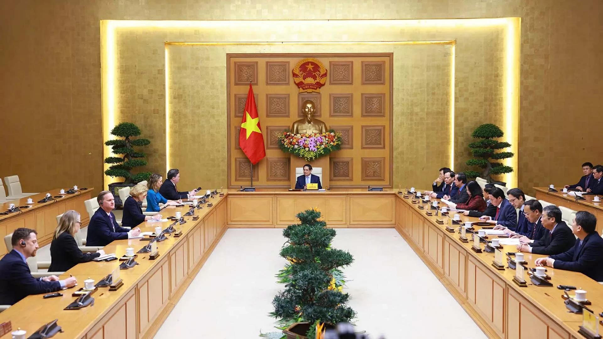 PM Pham Minh Chinh receives US Ambassador Marc Evans Knapper