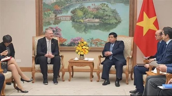 Deputy Prime Minister Nguyen Chi Dung hosts Vice President of Wanek Furniture