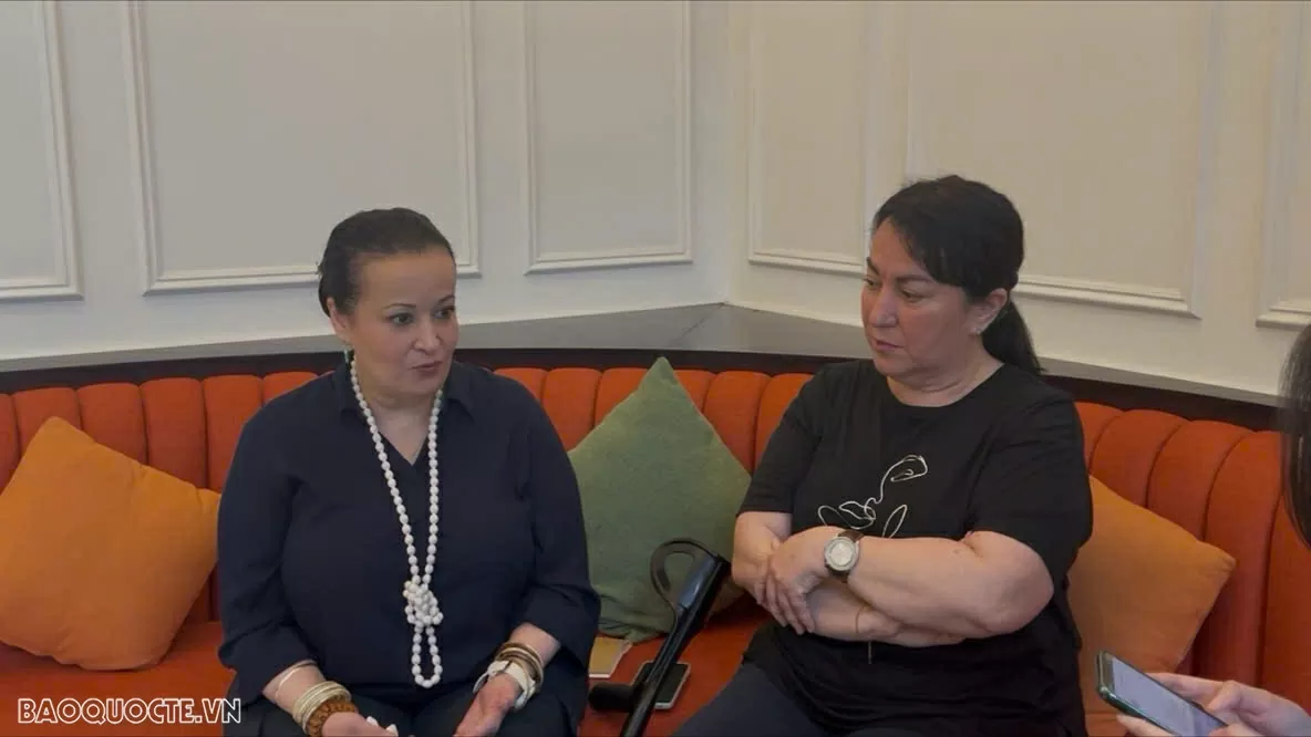 Bà Badia Maidat và Siham Maidat trả lời phỏng vấn của báo chí Việt Nam. (Ảnh: Phạm Trường) Bà Badia Maidat và Siham Maidat trả lời phỏng vấn của báo chí Việt Nam. (Ảnh: Phạm Trường)