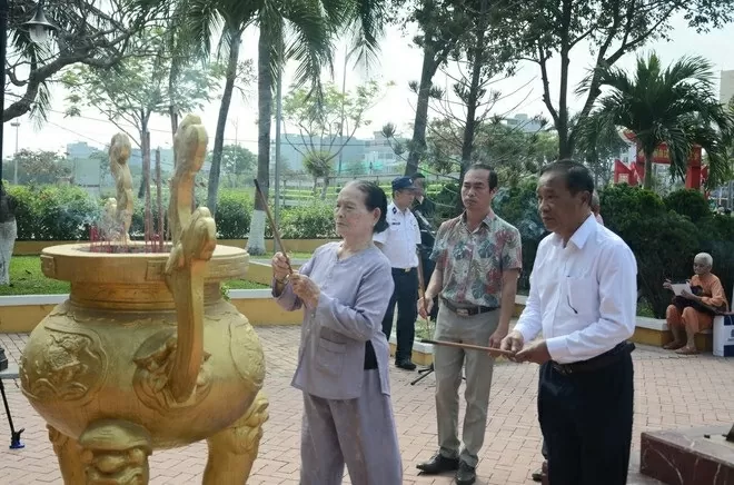 Solemn ceremony held in Da Nang to commemorate 64 fallen naval officers, soldiers at Gac Ma Reef Solemn ceremony held in Da Nang to commemorate 64 fallen naval officers, soldiers at Gac Ma Reef