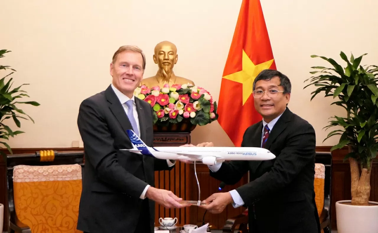 Vietnam urges Airbus to expand collaboration in high-tech industries, human resource training