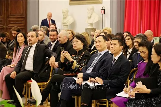 Đại sứ Dương Hải Hưng phát biểu tại hội nghị “Gặp gỡ châu Á”. Ảnh: Dương Hoa/TTXVN Đại sứ Dương Hải Hưng phát biểu tại hội nghị “Gặp gỡ châu Á”. Ảnh: Dương Hoa/TTXVN