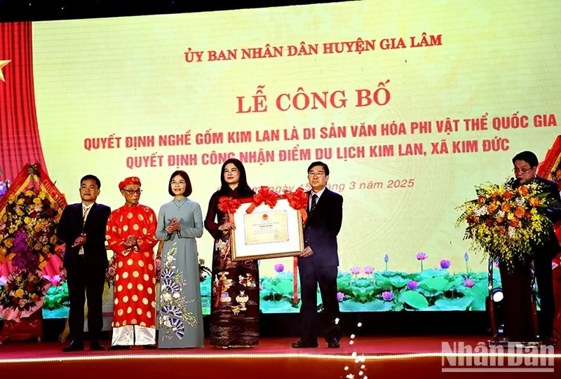 At the ceremony to announce the decision recognising Kim Lan ceramics as a National Intangible Cultural Heritage and Kim Lan Village as a designated tourist site. (Photo: NDO) At the ceremony to announce the decision recognising Kim Lan ceramics as a National Intangible Cultural Heritage and Kim Lan Village as a designated tourist site. (Photo: NDO)