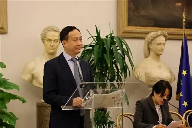 Đại sứ Dương Hải Hưng phát biểu tại hội nghị “Gặp gỡ châu Á”. Ảnh: Dương Hoa/TTXVN Đại sứ Dương Hải Hưng phát biểu tại hội nghị “Gặp gỡ châu Á”. Ảnh: Dương Hoa/TTXVN