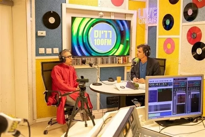 Vietnamese Ambassador to Israel Ly Duc Trung (left) has a talk live broadcast on Israel's FM 100 radio on March 14. (Photo: VNA) Vietnamese Ambassador to Israel Ly Duc Trung (left) has a talk live broadcast on Israel's FM 100 radio on March 14. (Photo: VNA)