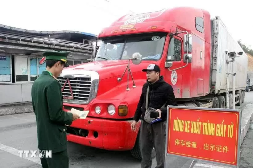 Customs trade hits 1.05 billion USD on first day of new model