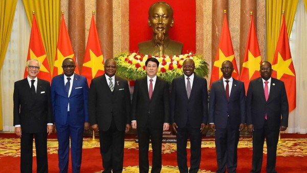 President Luong Cuong welcomes  Ambassadors of Greece, Colombia, Panama, and six other non-resident Ambassadors