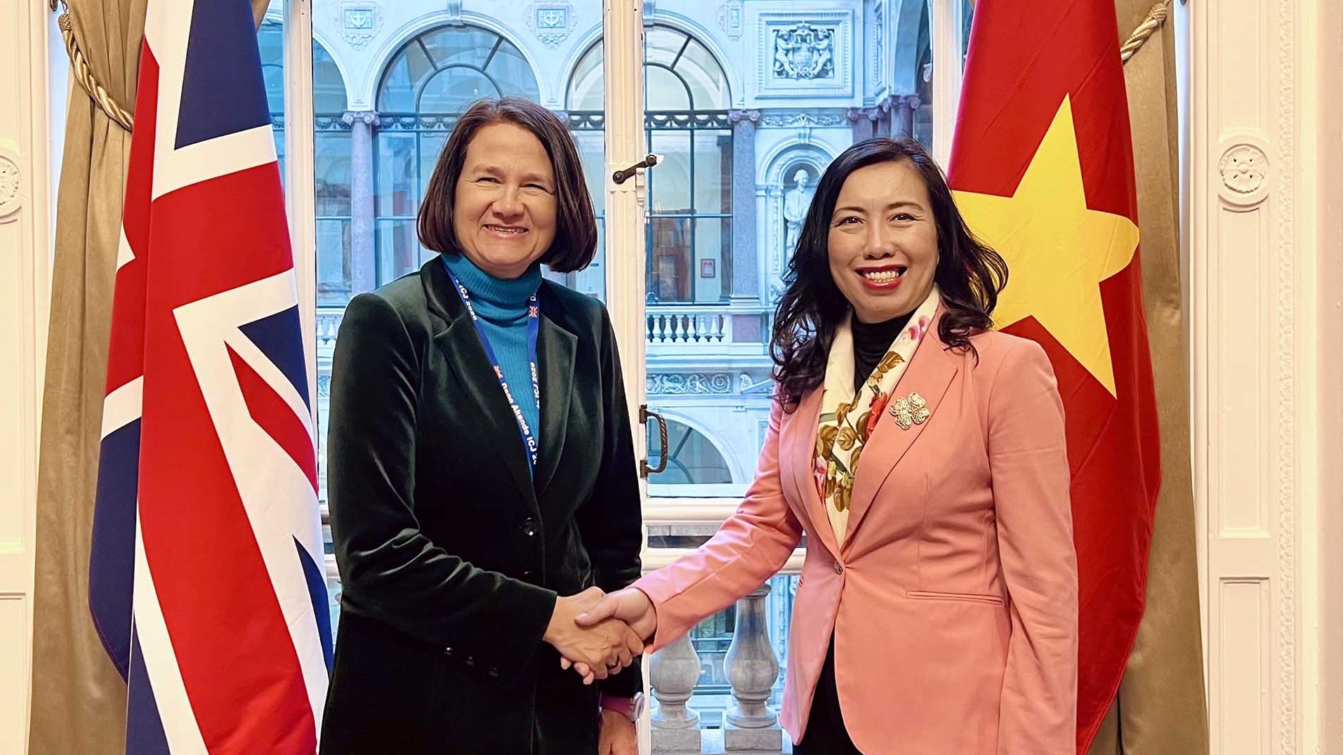 Deputy FM Le Thi Thu Hang meets with UK Parliamentary Under-Secretary of State Catherine West in London