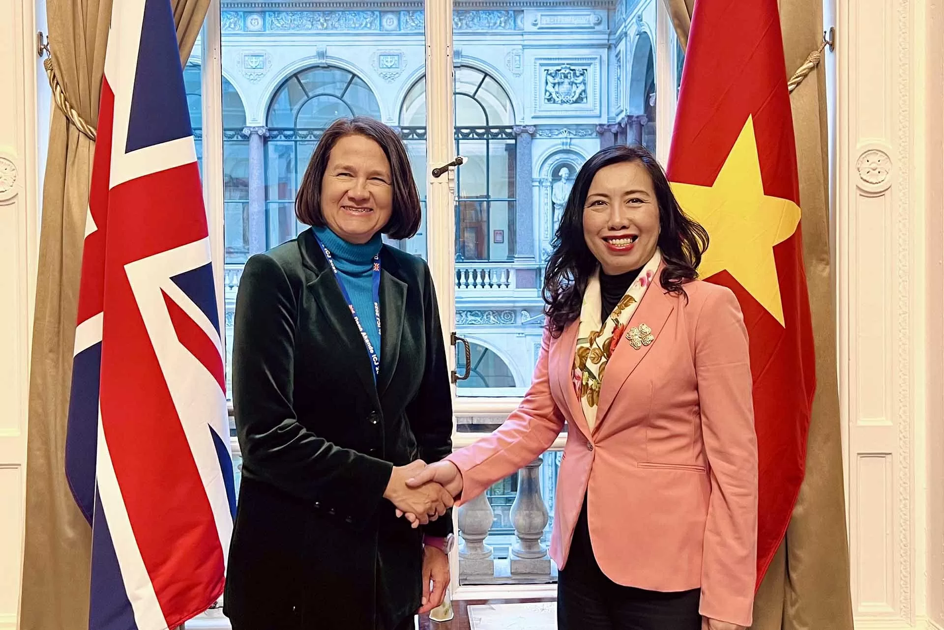 Deputy FM Le Thi Thu Hang meets with UK Parliamentary Under-Secretary of State Catherine West in London