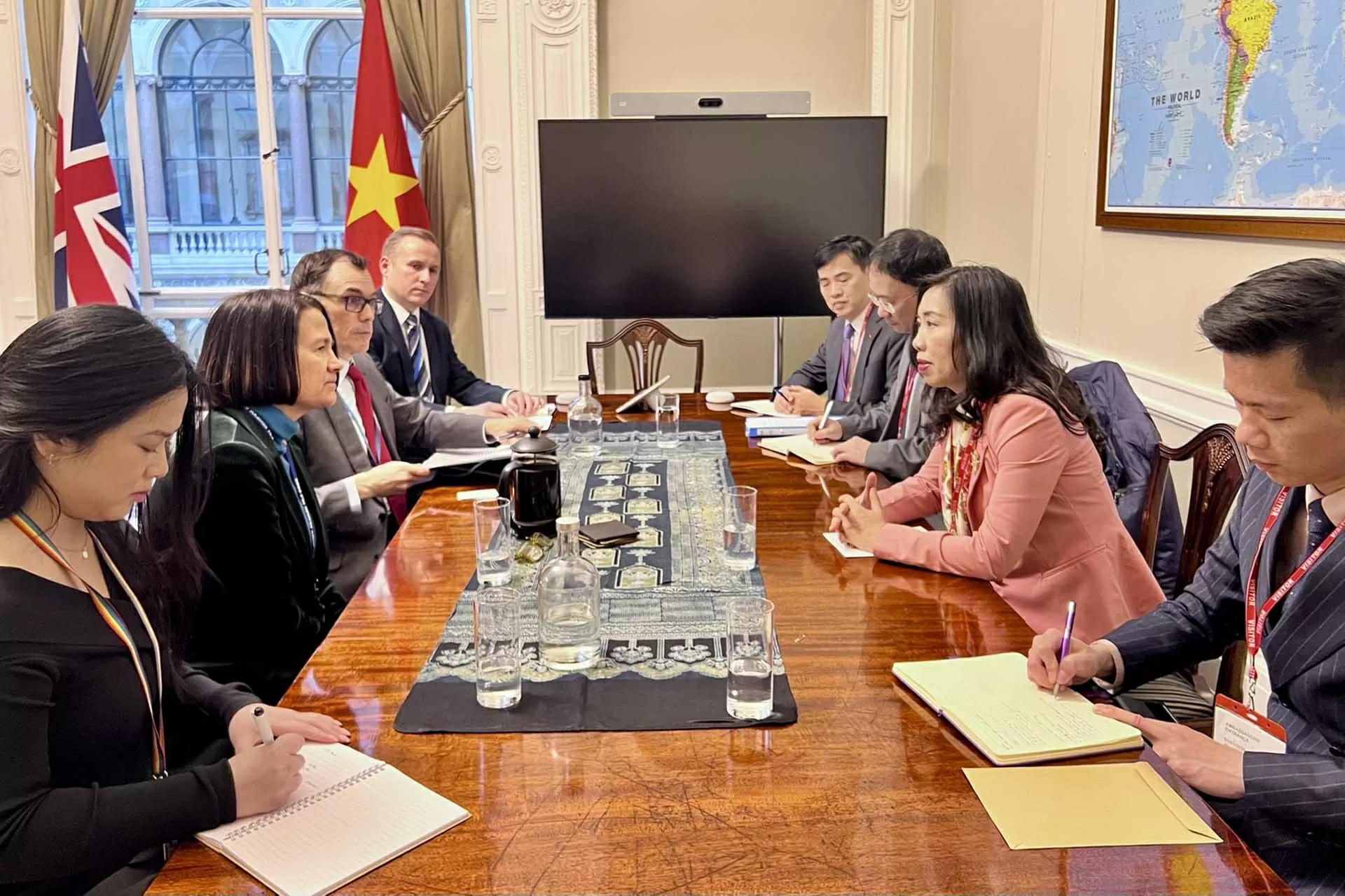 Deputy FM Le Thi Thu Hang meets with UK Parliamentary Under-Secretary of State Catherine West in London