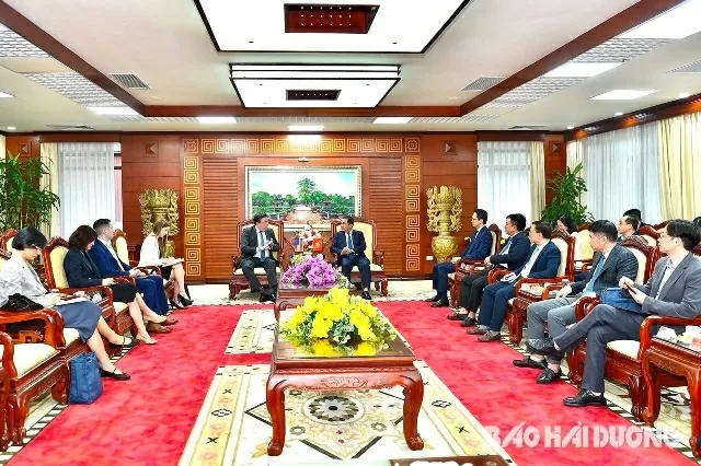 Hai Duong Party Secretary Tran Duc Thang receives U.S. Ambassador Marc E. Knapper Hai Duong Party Secretary Tran Duc Thang receives U.S. Ambassador Marc E. Knapper