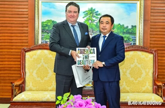 Hai Duong Party Secretary Tran Duc Thang receives U.S. Ambassador Marc E. Knapper Hai Duong Party Secretary Tran Duc Thang receives U.S. Ambassador Marc E. Knapper