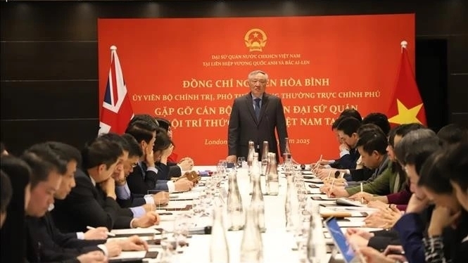 Standing Deputy PM Nguyen Hoa Binh called for UK's assistance in building financial centres in Vietnam