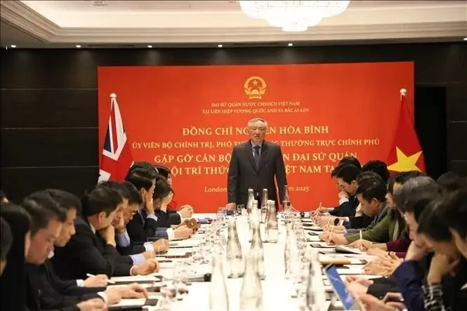 Standing Deputy PM Nguyen Hoa Binh seeks UK's assistance in building financial centres