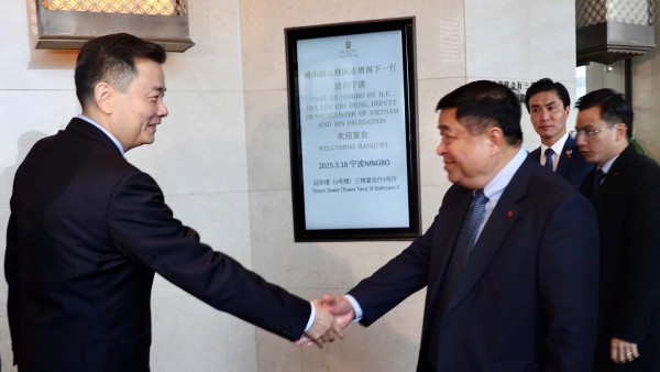 Deputy PM Nguyen Chi Dung pays working visit to China’s Zhejiang province