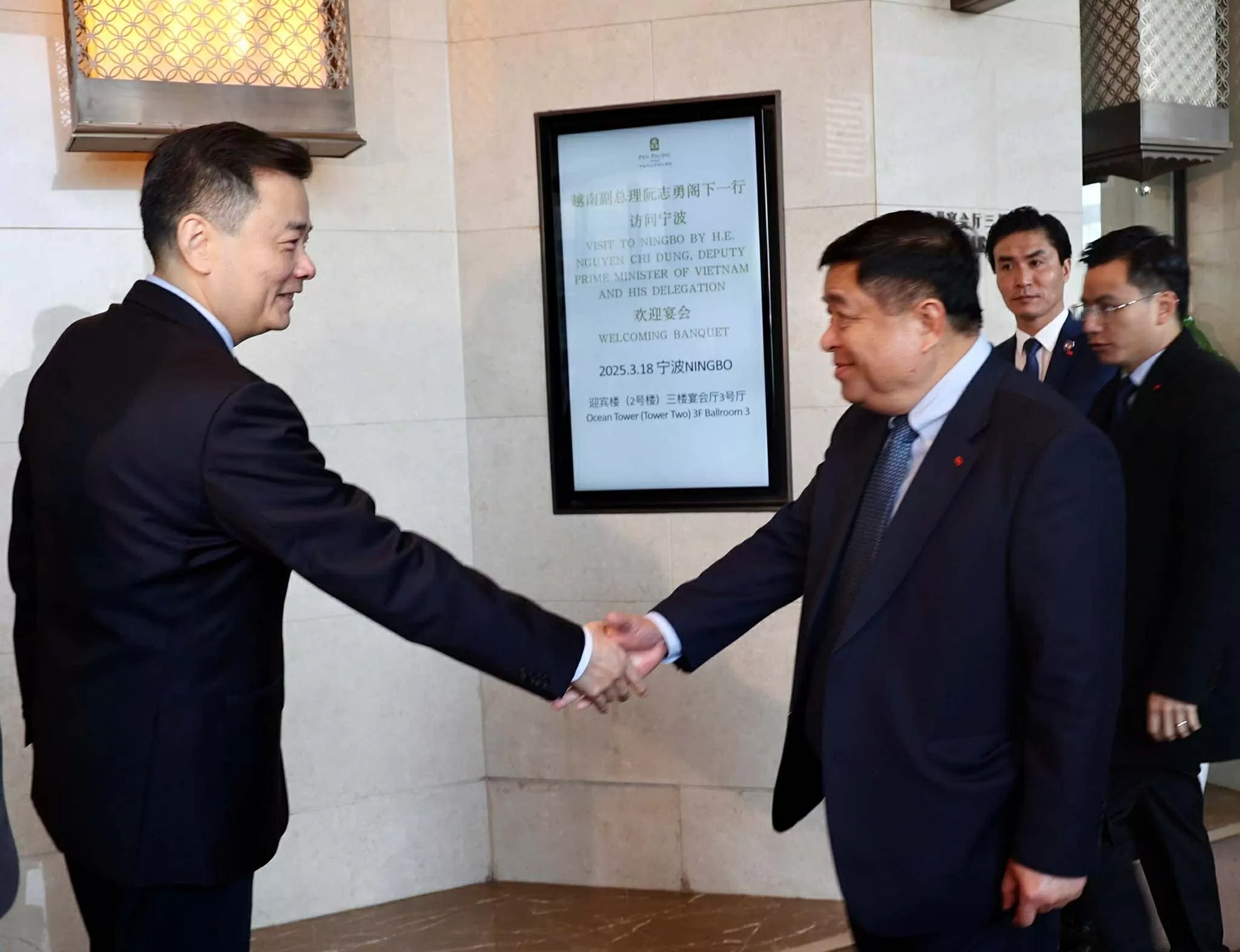 Deputy PM Nguyen Chi Dung pays working visit to China’s Zhejiang province