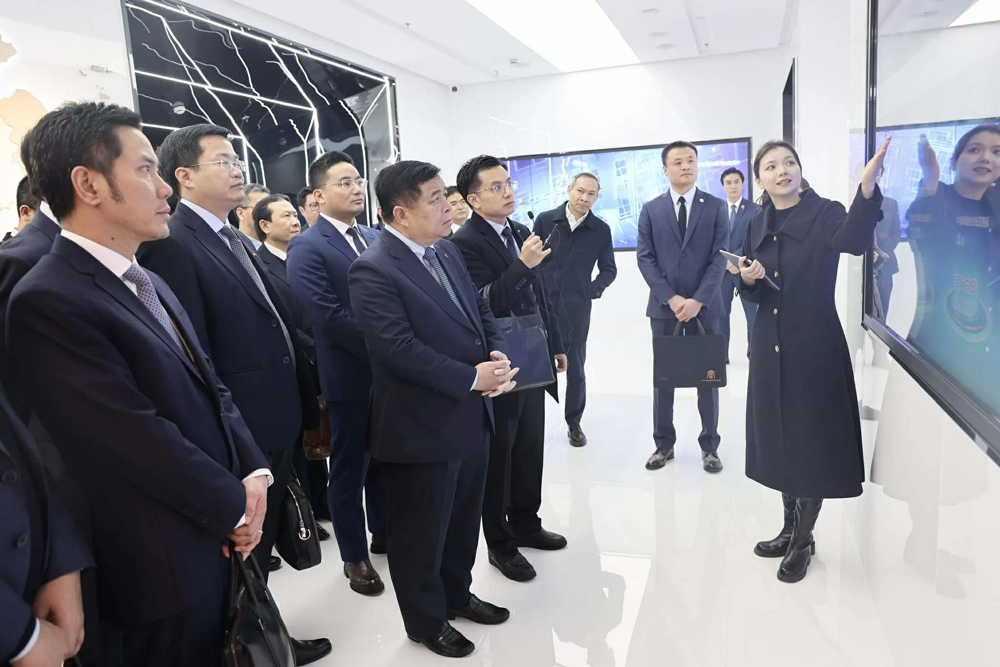 Phó Thủ tướng Nguyễn Chí Dũng thăm Khu Thương mại tự do Ninh Ba. (Nguồn: VGP) Phó Thủ tướng Nguyễn Chí Dũng thăm Khu Thương mại tự do Ninh Ba. (Nguồn: VGP)