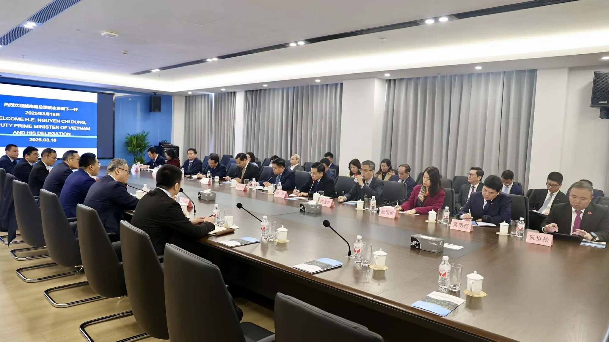 Deputy PM Nguyen Chi Dung pays working visit to China’s Zhejiang province Deputy PM Nguyen Chi Dung pays working visit to China’s Zhejiang province