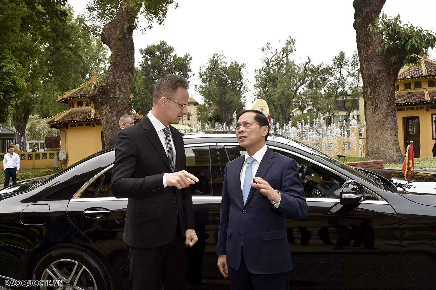 Deputy PM, FM Bui Thanh Son welcomes Hungarian Minister of Foreign Affairs and Trade Szijjártó Péter Deputy PM, FM Bui Thanh Son welcomes Hungarian Minister of Foreign Affairs and Trade Szijjártó Péter