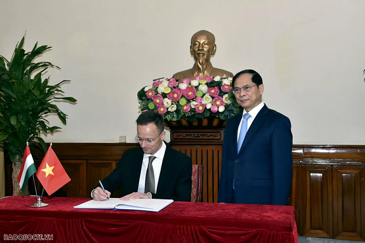 Deputy PM, FM Bui Thanh Son welcomes Hungarian Minister of Foreign Affairs and Trade Szijjártó Péter Deputy PM, FM Bui Thanh Son welcomes Hungarian Minister of Foreign Affairs and Trade Szijjártó Péter